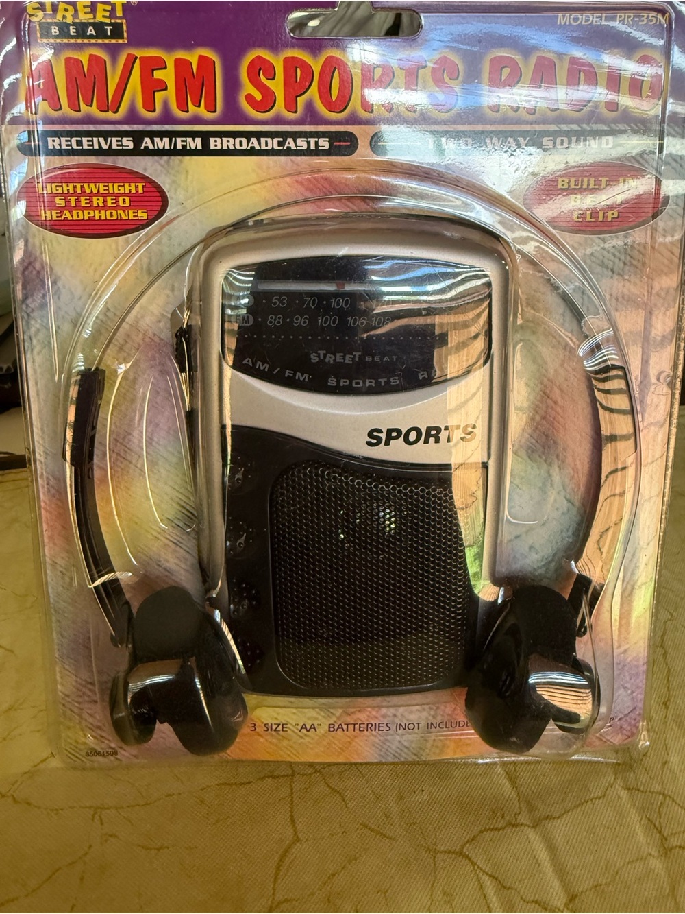 Vintage StreetBeat AM/FM sports radio with headphones - Silver/Black (NWT)